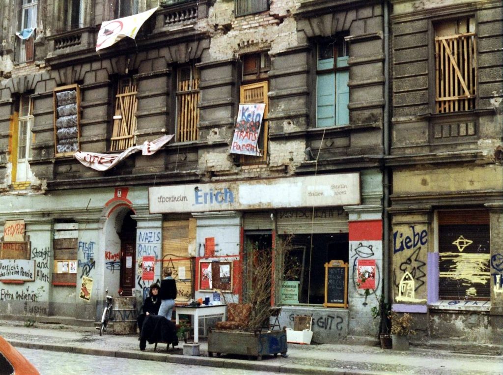 Foto: Die Mainzer Straße am 4. Juni 1990; wikimedia, Renate Hildebrandt.
